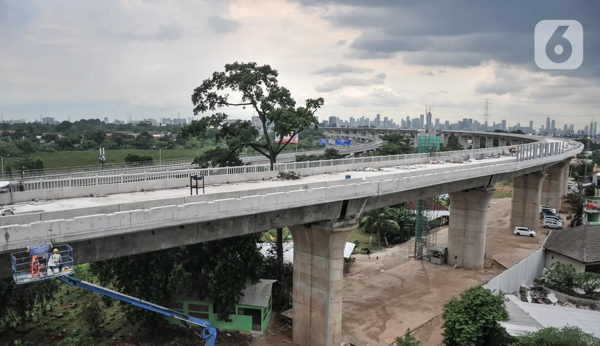 Suasana proyek pembangunan Kereta Cepat Jakarta-Bandung di kawasan Halim Perdanakusuma, Jakarta, Selasa (8/3/2022). KCIC terus mengejar penyelesaian proyek untuk bisa berjalan sesuai dengan target pengoperasian yang telah ditetapkan pada Juni 2023. (merdeka.com/Iqbal S. Nugroho)