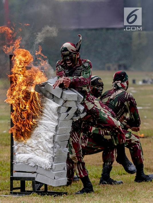 Prajurit Kopassus melakukan aksi ketangkasan saat peringatan HUT ke-67 Kopassus di Markas Kopassus, Cijantung, Jakarta, Rabu (24/4). Acara HUT Kopassus dimeriahkan sejumlah aksi demonstrasi unjuk kekuatan koprs Baret Merah ini, seperti beladiri, dan ketangkasan fisik. (Liputan6.com/Faizal Fanani)