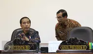 Presiden Jokowi berbincang dengan Sekretaris Kabinet Pramono Anung sebelum rapat terbatas di Kantor Presiden, Jakarta, Kamis (9/3). Rapat itu membahas mengenai penghapusan penggunaan merkuri pada Pertambangan Emas Skala Kecil. (Liputan6.com/Angga Yuniar)