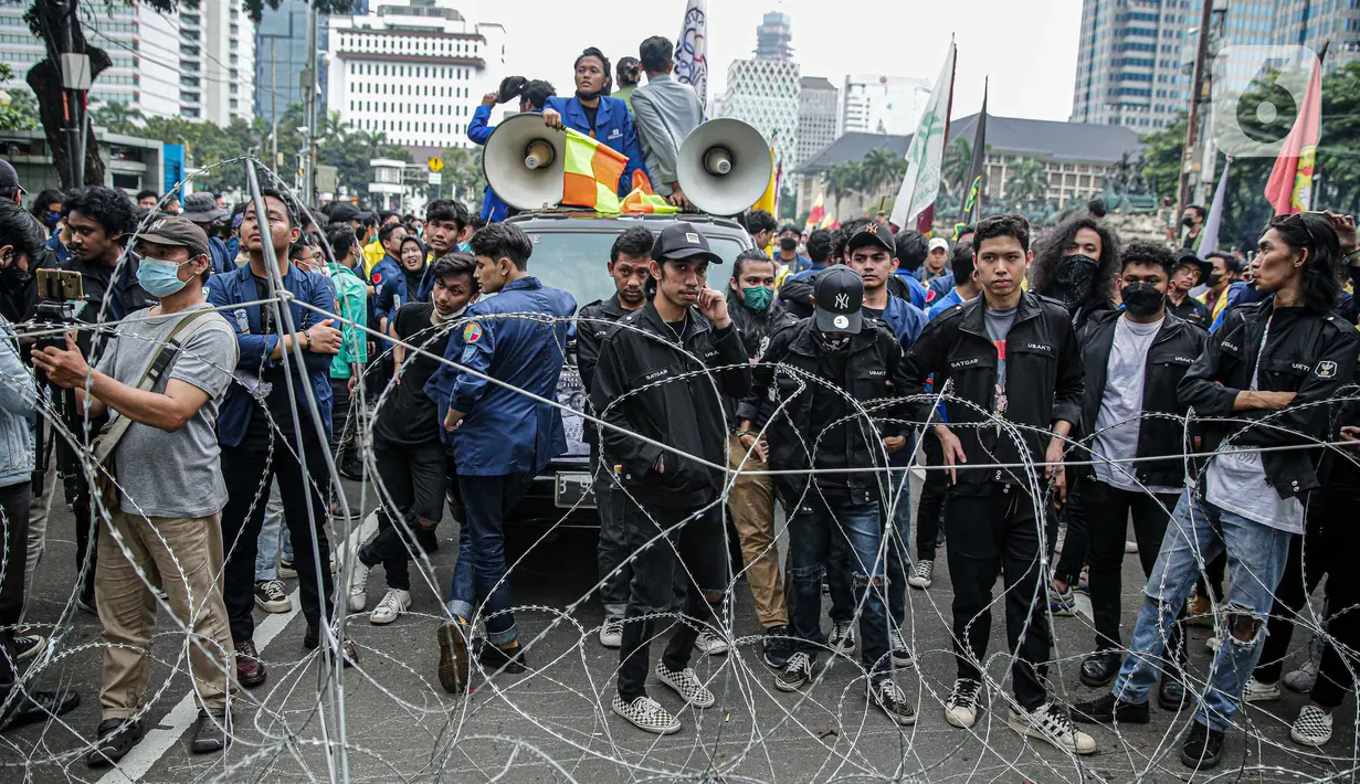 <p>Sejumlah mahasiswa yang tergabung dalam Aliansi Mahasiswa Indonsia (AMI) menggelar aksi demonstrasi di kawasan Patung Kuda, Jakarta Kamis (21/4/2022). Dalam aksinya mereka menuntut tindak tegas para penjahat konstitusi. (Liputan6.com/Faizal Fanani)</p>