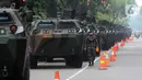 Tentara berjalan di samping kendaraan taktis TNI yang dipamerkan di depan Istana Merdeka, Jakarta, Senin (4/10/2021). Ratusan alat utama sistem persenjataan (Alutsista) TNI dipamerkan sepanjang pinggir jalan sekeliling kawasan Monas dalam rangka peringatan HUT ke-76 TNI. ​(merdeka.com/Arie Basuki)