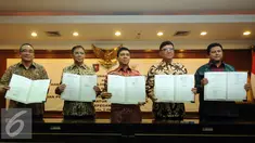 MenPAN RB, Yuddy Chrisnandi (tengah) bersama Mendagri Tjahjo  Kumolo, Ketua Bawaslu Muhammad (paling kanan) memperlihatkan nota kesepahaman netralitas aparatur sipil negara di Jakarta, Jumat (2/10/2015). (Liputan6.com/Helmi Fithriansyah)
