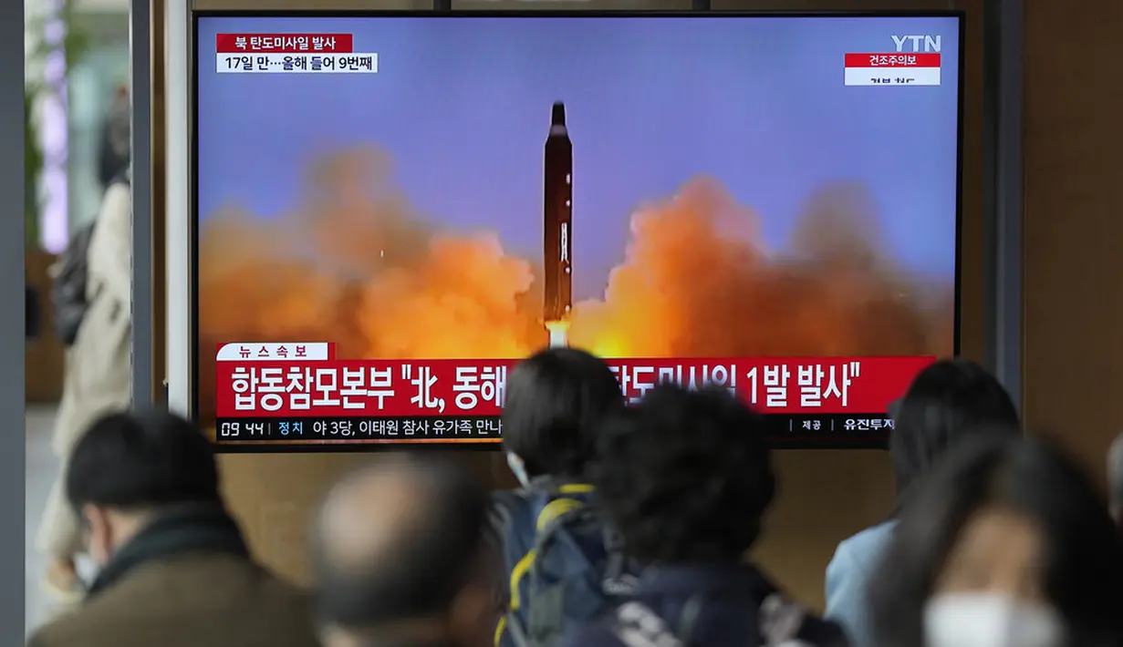 <p>Sebuah layar TV terlihat melaporkan peluncuran rudal Korea Utara dengan rekaman file selama program berita di Stasiun Kereta Api Seoul, Seoul, Korea Selatan, Kamis (13/4/2023). Korea Utara meluncurkan rudal balistik yang mendarat di perairan antara Semenanjung Korea dan Jepang pada hari ini. (AP Photo/Lee Jin-man)</p>
