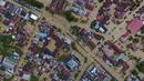 Foto udara menunjukkan bangunan, termasuk masjid (tengah bawah), terendam banjir di Lhoksukon, Aceh Utara, Aceh, 3 Januari 2022. Ketinggian air banjir di Lhoksukon mencapai dada orang dewasa. (ZIKRI MAULANA/AFP)