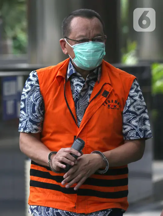 Tersangka suap dan gratifikasi perkara di Mahkamah Agung (MA) 2011-2016, Nurhadi bersiap menjalani pemeriksaan di Gedung KPK Jakarta, Selasa (29/9/2020). Tim penyidik KPK melimpahkan tersangka Nurhadi dan Rezky Herbiyono beserta barang bukti kepada tim JPU KPK. (Liputan6.comHelmi Fithriansyah)