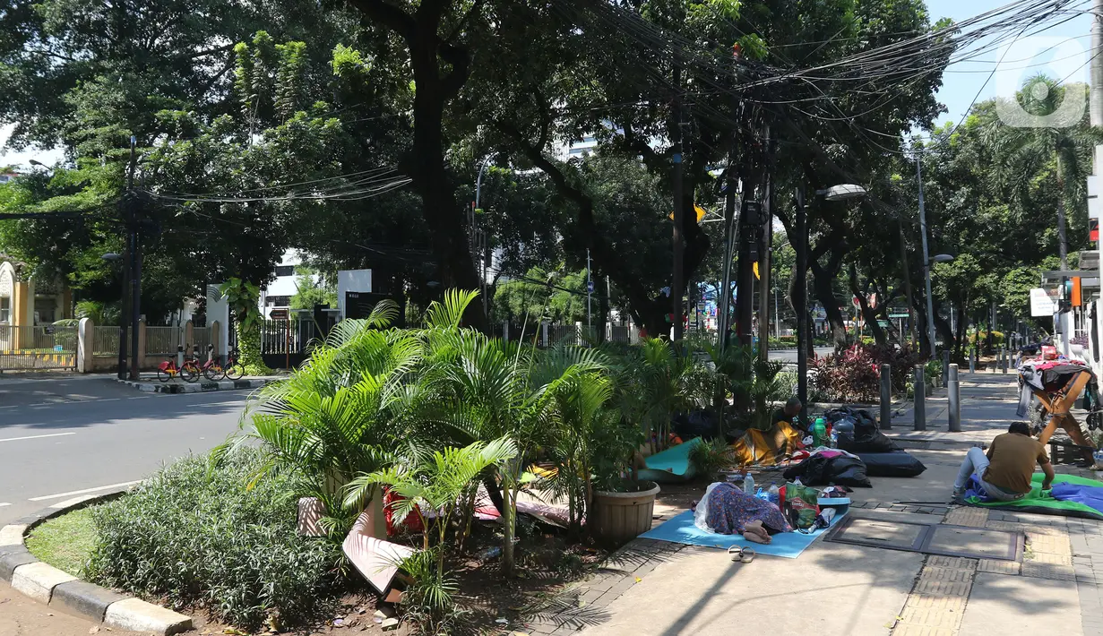 Pencari suaka yang tinggal sementara di trotoar kantor UNHCR, Jalan Kebon Sirih, Jakarta, Sabtu (1/5/2021). Para pencari suaka itu menuntut Komisi Tinggi PBB untuk Pengungsi (UNHCR) meminta kejelasan atas status dan memperhatikan nasib mereka selama hidup di Indonesia. (Liputan6.com/Herman Zakharia)