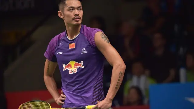 Lin Dan memprotes keputusan wasit dan memberikan poin pada lawannya Han-Kristian Vittinghus di babak 16 besar Kejuaraan Dunia BWF 2015, Kamis (13/8).