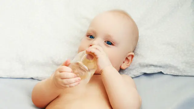 Di usia ini bayi boleh dikenalkan air putih (iStock)