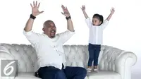 Indro Warkop bersama cucunya, Alya dalam penggarapan sebuah video klip lagu berjudul Suka Hati, yang merupakan soundtrack untuk film Surat Kecil untuk Tuhan. (Herman Zakharia/Liputan6.com)