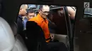 Mantan anggota DPRD Sumut 2009-2014, Elezaro Duha masuk mobil tahanan usai menjalani pemeriksaan di Gedung KPK, Jakarta, Selasa (7/8). Elezaro Duha, tersangka penerima suap persetujuan LPJ Pemprov Sumut TA 2012-2014. (Liputan6.com/Helmi Fithriansyah)