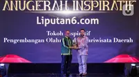 Chief Content Officer (COO) KapanLagi Youniverse, Wens Manggut  (kanan) memberikan plakat kepada perwakilan Bupati Paser  saat acara Anugerah Inspiratif Liputan6.com di hotel Shangri La, Jakarta, Rabu (31/7/2024). Bupati Paser dr. Fahmi Fadli menerima  penghargaan Tokoh Inspiratif Pengembangan Olahraga dan Pariwisata Daerah. (Liputan6.com/Herman Zakharia)