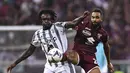 Penyerang Juventus, Moise Kean berebut bola dengan pemain Torino, Koffi Djidji pada pertandingan lanjutan Liga Serie A Italia di di Stadio Olimpico Grande Torino di Turin, Italia, Sabtu (15/10/2022). Kemenangan ini mengangkat Juventus ke posisi tujuh sementara dengan 16 poin dari 10 laga. (Marco Alpozzi/LaPresse via AP)