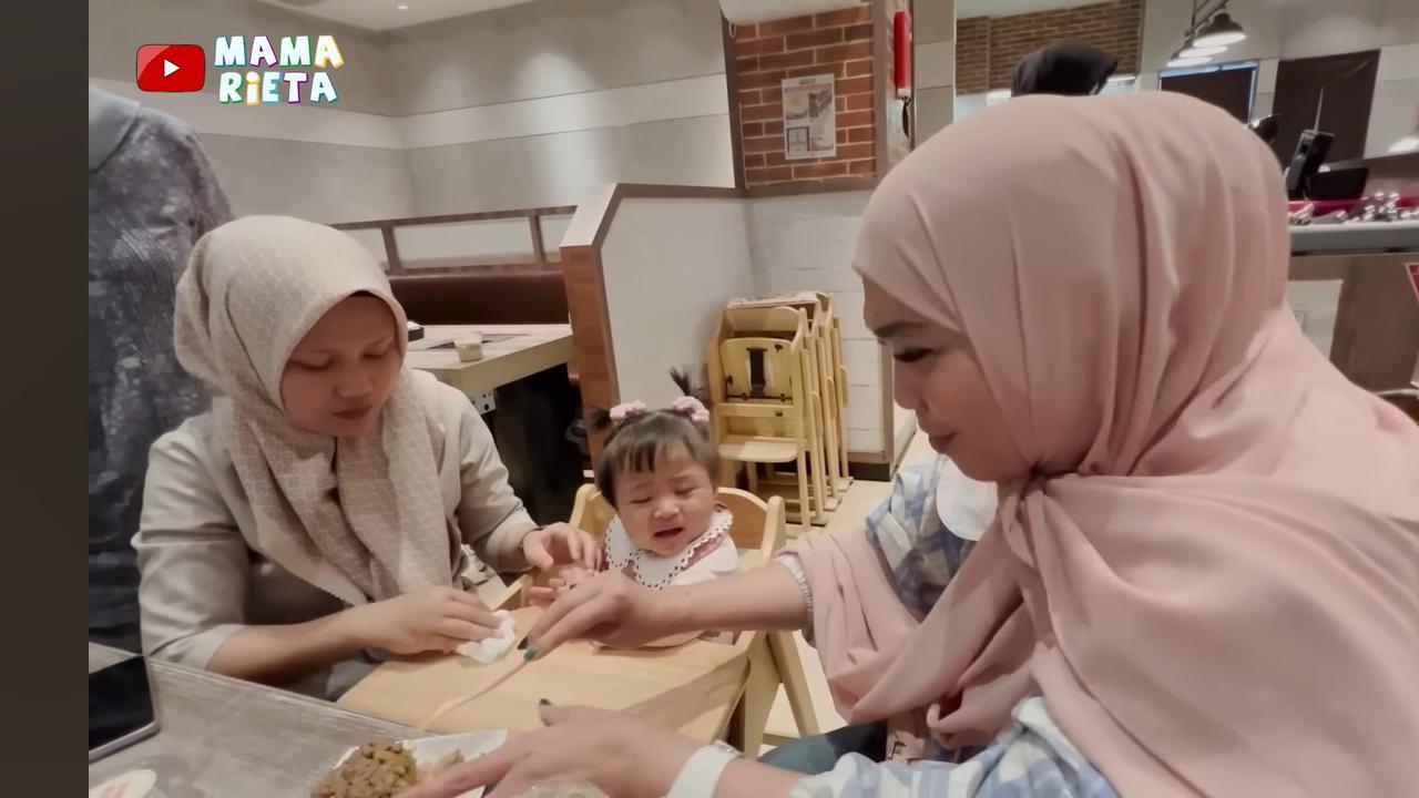 Aksi Tutup Mulut Baby Lily Disuapi Rieta Amilia, 'Bank Pusat' Sebut Sang Cucu Sudah Bisa Ngambek