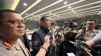 Sekretaris NCB Interpol Indonesia, Brigjen Pol. Untung Widyatmoko, menjelaskan&nbsp;mengenai&nbsp;pemulangan mantan Direktur PT Investree Radhika Jaya, Adrian Gunadi, usai Konferensi Pers Tindak Lanjut Penanganan Kasus Investree, Jumat (26/9/2025). (Liputan6.com/Gagas)