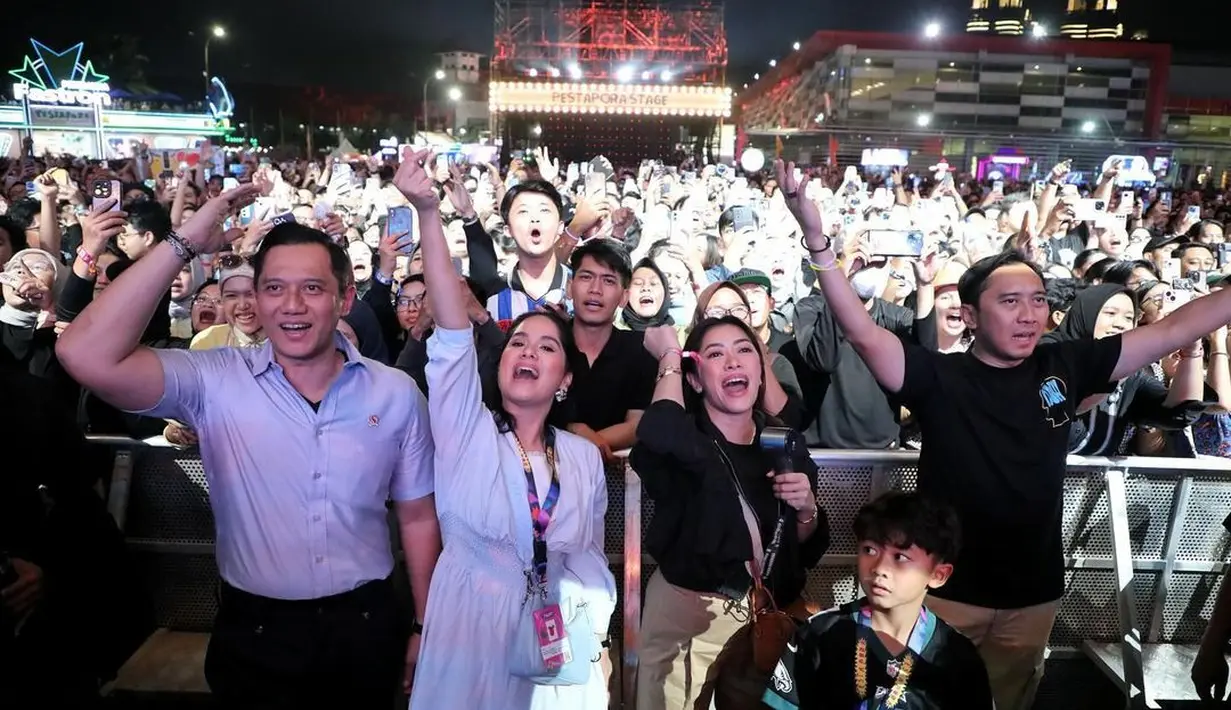 Annisa Pohan turut hadir bersama sang suami AHY. Keduanya kompak mengenakan busana nuansa biru muda. Annisa Pohan dengan shirt dress-nya, sementara AHY dengan long shirt-nya. [@agusyudhoyono].
