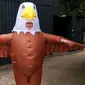 Kebun binatang Blackpool merekrut peserta berpakaian burung, untuk bisa menakut-nakuti burung camar (Tangkapan layar dari website bbc.com)