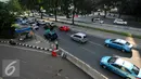 Petugas mengatur kendaraan yang melintas di Jalan Jenderal Sudirman, Semanggi, Jakarta, Rabu (8/6/2016). Jalur cepat dari arah Sudirman menuju Cawang ditutup sementara terkait pengerjaan proyek pembangunan jembatan layang. (Liputan6.com/Yoppy Renato)