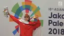 Pesilat Indonesia, Puspa Arumsari berpose usai upacara penyerahan medali nomor seni tunggal putri Asian Games 2018 di Padepokan Pencak Silat, TMII, Senin (27/8). Puspa Arumsari mempersembahkan emas ke-13 untuk. (Merdeka.com/Arie Basuki)