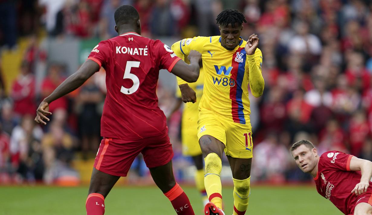 Pada menit ke-19 Wilfried Zaha terjatuh akibat kontak dari Ibrahima Konate di dalam kotak penalti. Namun wasit memutuskan bukan sebuah pelanggaran. (AP/Jon Super)