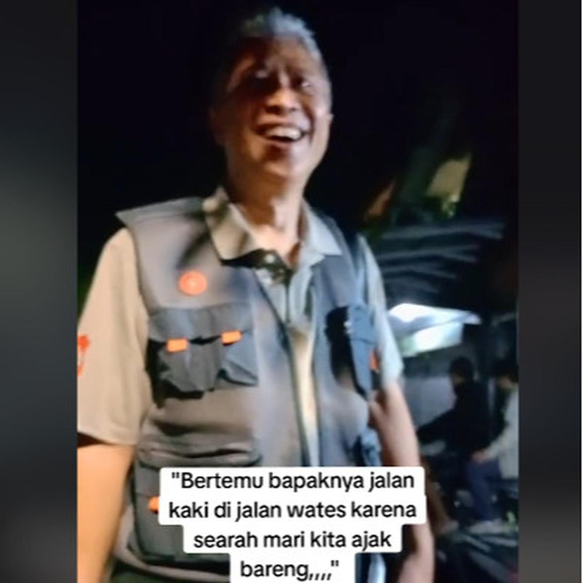Sungguh Mulia, Pemotor Ini Bantu Pria Paruh Baya Jalan Kaki Malam-malam Sambil Bawa Koper