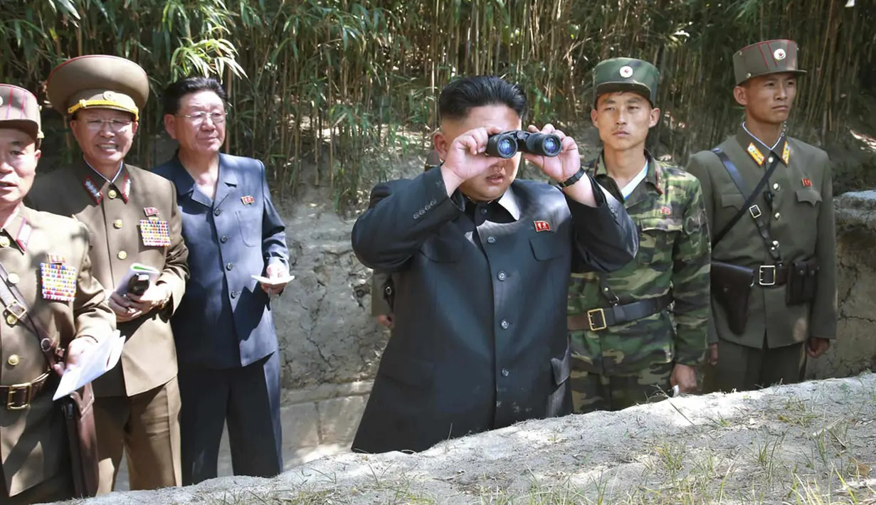 Foto yang dirilis Korean Central News Agency Korea Utara (KCNA), Pyongyang, (15/7/2014), memperlihatkan aktivitas pemimpin Korea Utara, Kim Jong Un saat melakukan pemeriksaan pos polisi sipil yang berada di bawah KPA Satuan 171. (REUTERS/KCNA)