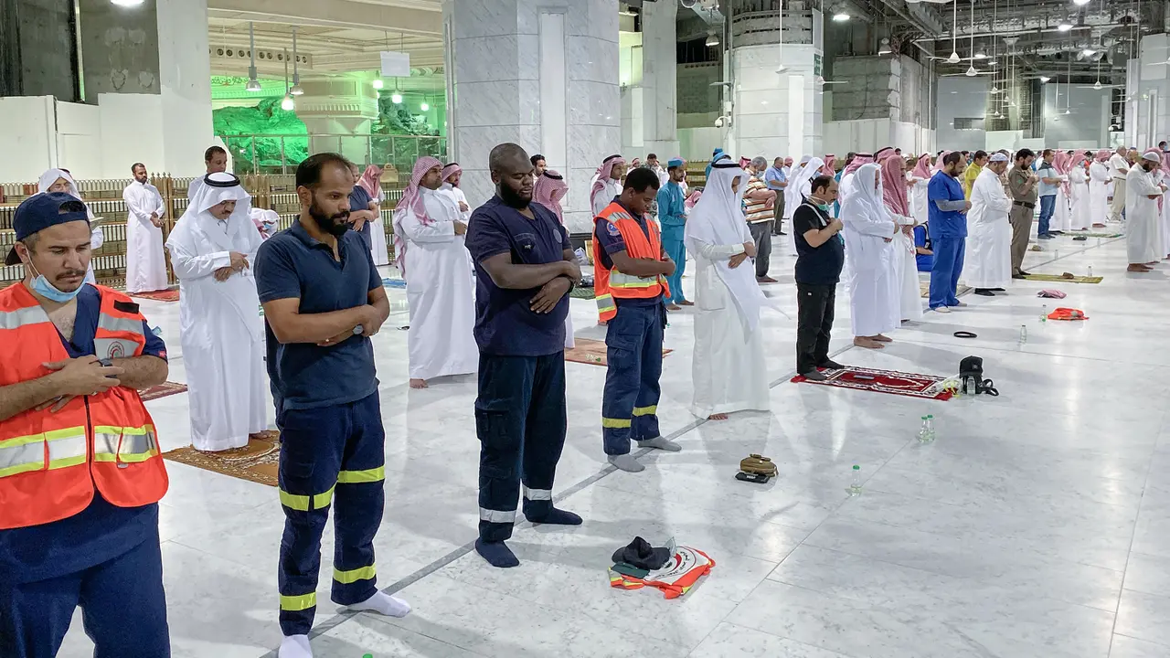 Salat Tarawih dengan Jaga Jarak di Masjidil Haram
