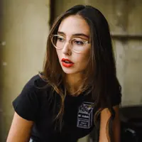 ilustrasi perempuan cantik/Photo by Kinga Cichewicz on Unsplash