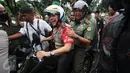  Kapolda Metro Jaya Irjen Pol Mochammad Iriawan bersama Mayjen TNI Teddy Lhaksmana saat  mengendarai motor trail di Balaikota DKI Jakarta, Jumat (14/10). Iriawan  dan Teddy sempat berbincang dengan pengunjuk rasa. (Liputan6.com/Immanuel Antonius)