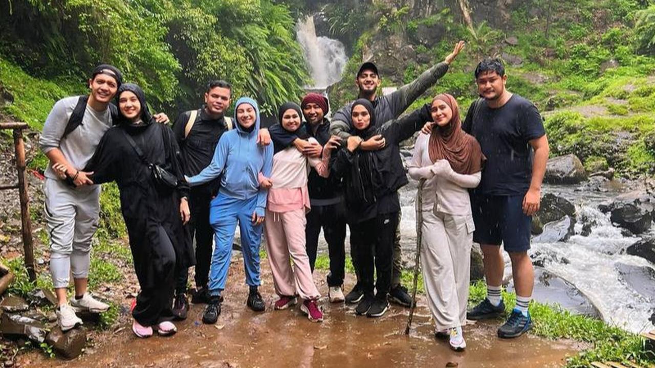Potret Pengantin Baru Irish Bella & Haldy Sabri Liburan Bareng Teman Artis, Kunjungi Kebun Teh yang Sejuk Banget
