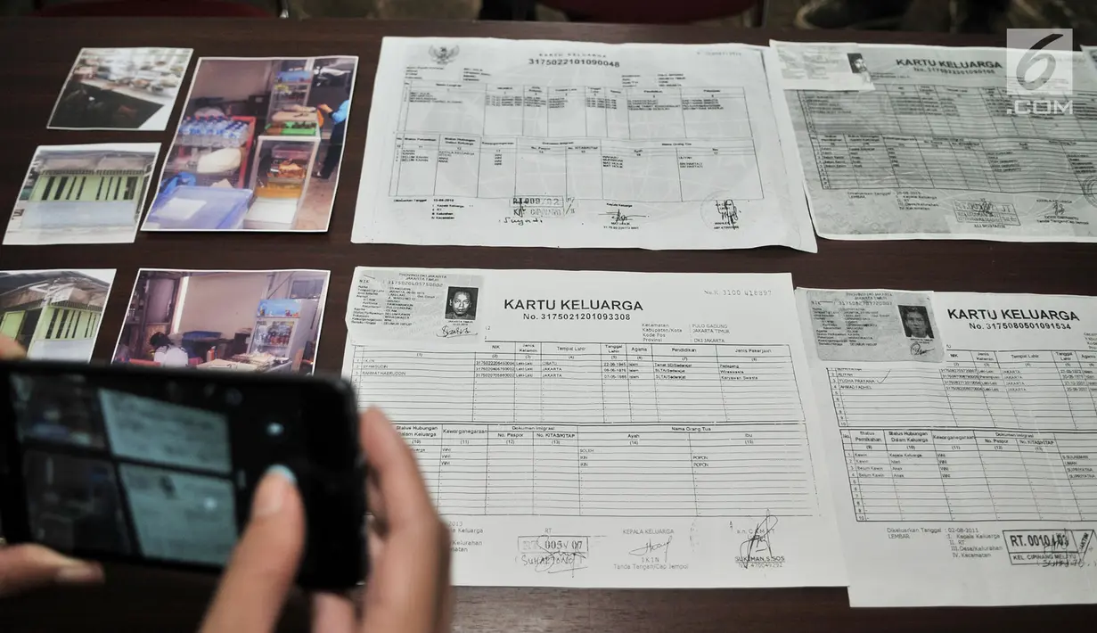 Barang bukti diperlihatkan saat rilis kasus penipuan di Jakarta, Senin (28/1). Subdit Cyber Crime Ditreskrimsus Polda Metro Jaya mengungkap kasus penipuan yang memakan 14 korban dengan modus menjanjikan pinjaman uang. (Merdeka.com/Iqbal S. Nugroho)