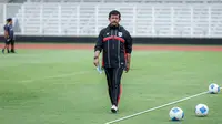 Pelatih Timnas Indonesia U-22, Indra Sjafri saat latihan perdana menjelang SEA Games 2025 di Stadion Madya, Kompleks Stadion Utama Gelora Bung Karno (SUGBK), Senayan, Jakarta, Selasa (11/11/2025). (Bola.com/Bagaskara Lazuardi)