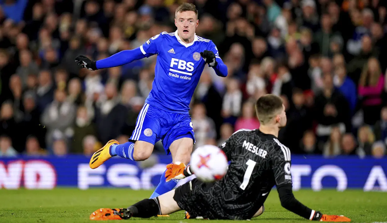 <p>Mantan striker Inggris itu sempat mencetak gol lain setelah itu, namun dianulir wsit karena offside. (Mike Egerton/PA via AP)</p>
