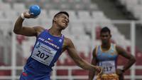 Atlet tolak peluru Filipina, Aries Toledo, melakukan lemparan pada Invitation Tournament cabang atletik nomor dasalomba di SUGBK, Jakarta, Minggu (11/2/2018). Event ini merupakan pemanasan jelang Asian Games 2018. (Bola.com/Vitalis Yogi Trisna)