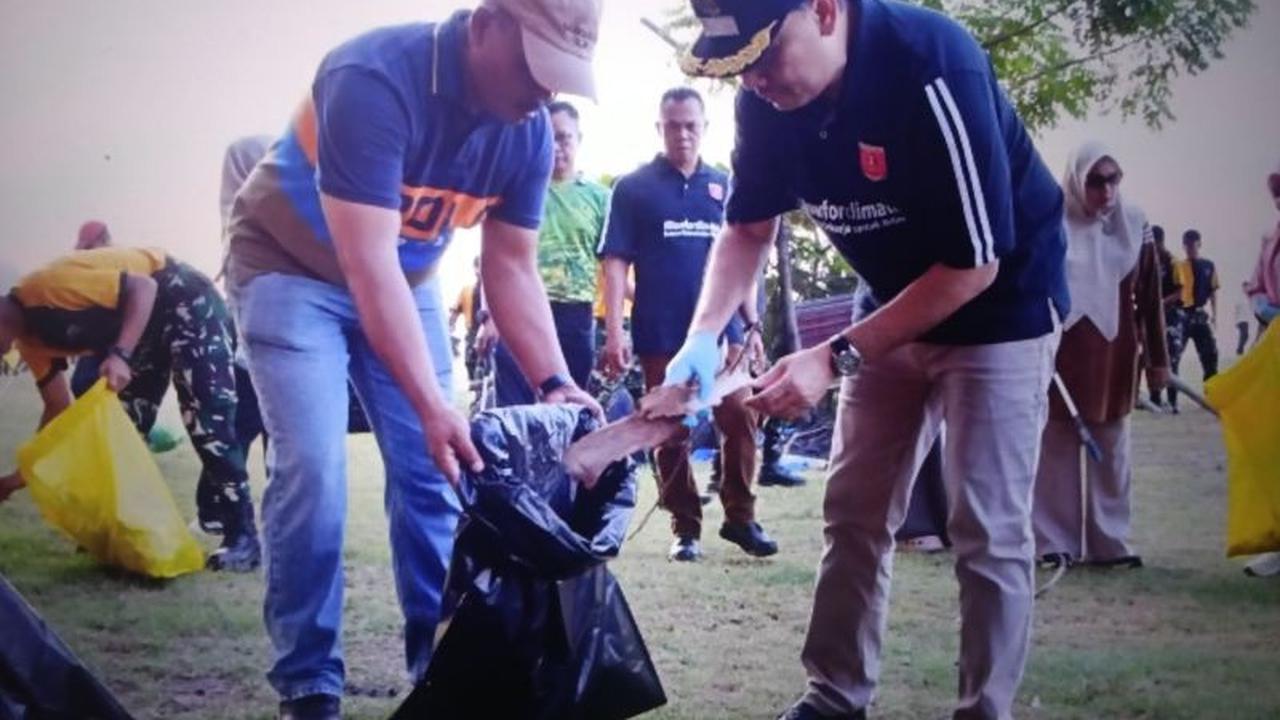 Pemkab Agam Angkut 2,6 Ton Sampah di Pantai Tiku, Perkuat Program Penanganan Sampah Agam