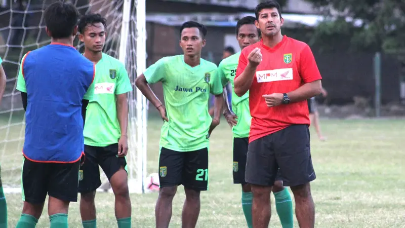 Pelatih Persebaya Surabaya, Alfredo Vera. (Liputan6.com/Dimas Angga P)