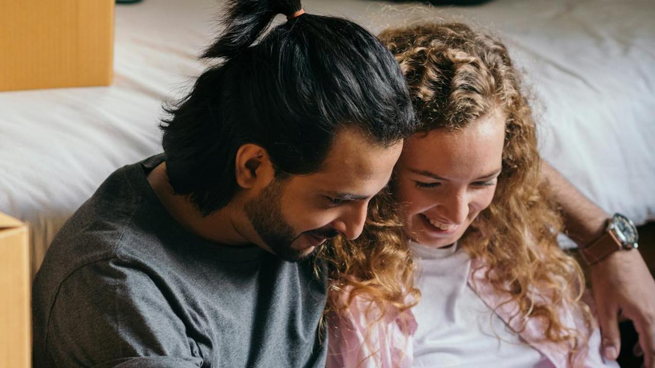 30 Tebak-tebakan Bikin Baper di Chat yang Romantis dan Lucu