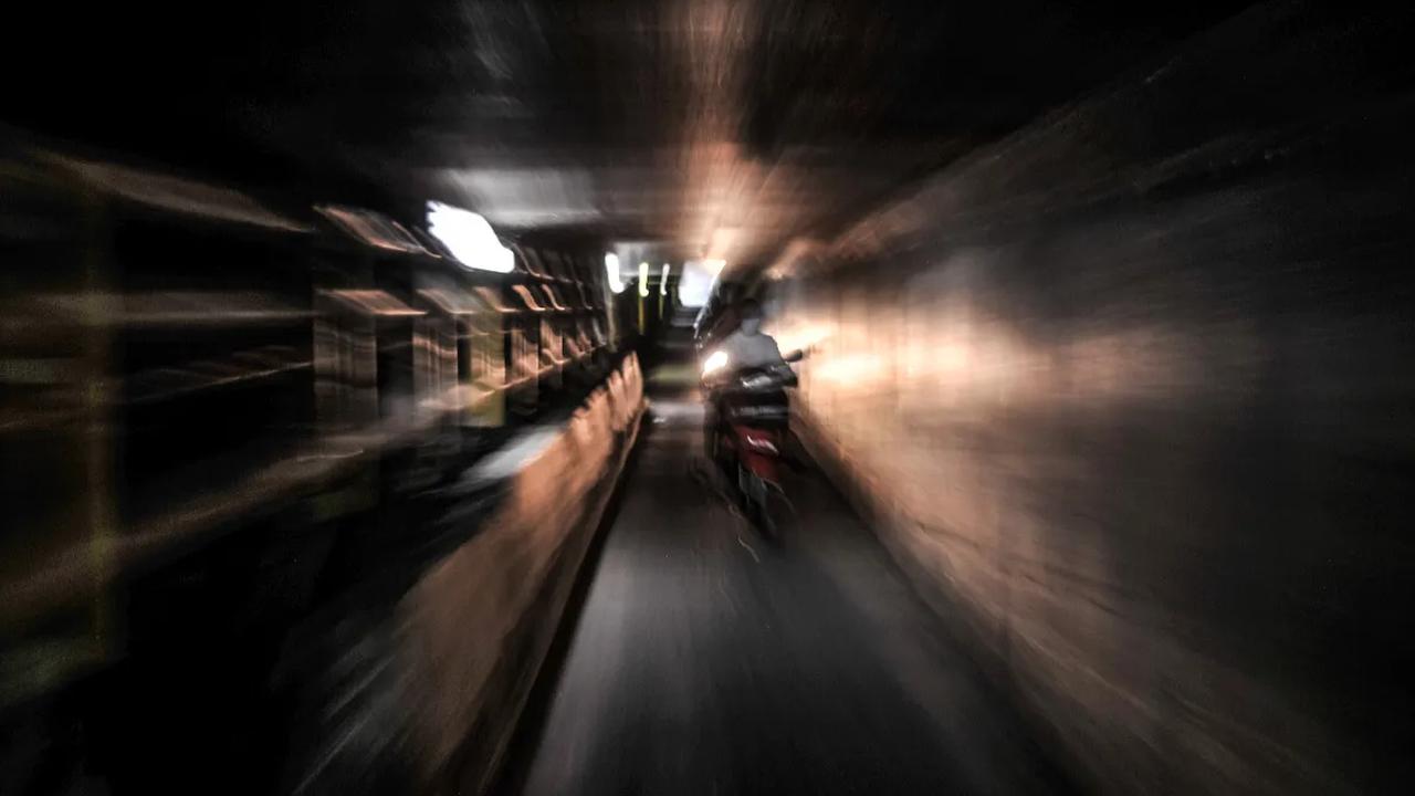 "Kita wajib tahu jalan tikus biar aman," ujar Dwi, salah seorang driver ojek online saat melintas di daerah padat penduduk, tak jauh dari Stasiun Manggarai.