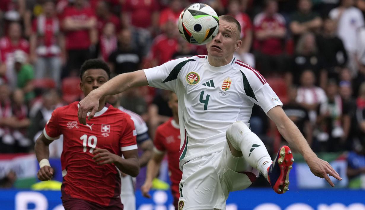 Bek Timnas Hungaria, Attila Szalai mengontrol bola di depan striker Timnas Swiss, Dan Ndoye pada laga Grup A Euro 2024 di RheinEnergie Stadium, Cologne, Jerman, Sabtu (15/6/2024). (AP Photo/Darko Vojinovic)