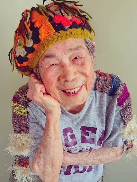 Pose Emiko (93) nenek asal Jepang saat menjadi model untuk pakaian yang dibuat oleh cucunya. Sang cucu, Chinami Mori seringkali membuat pakaian warna cerah dan pelangi yang ia buat dengan teknik tenun khusus yang disebut Saori. (mymodernmet.com)
