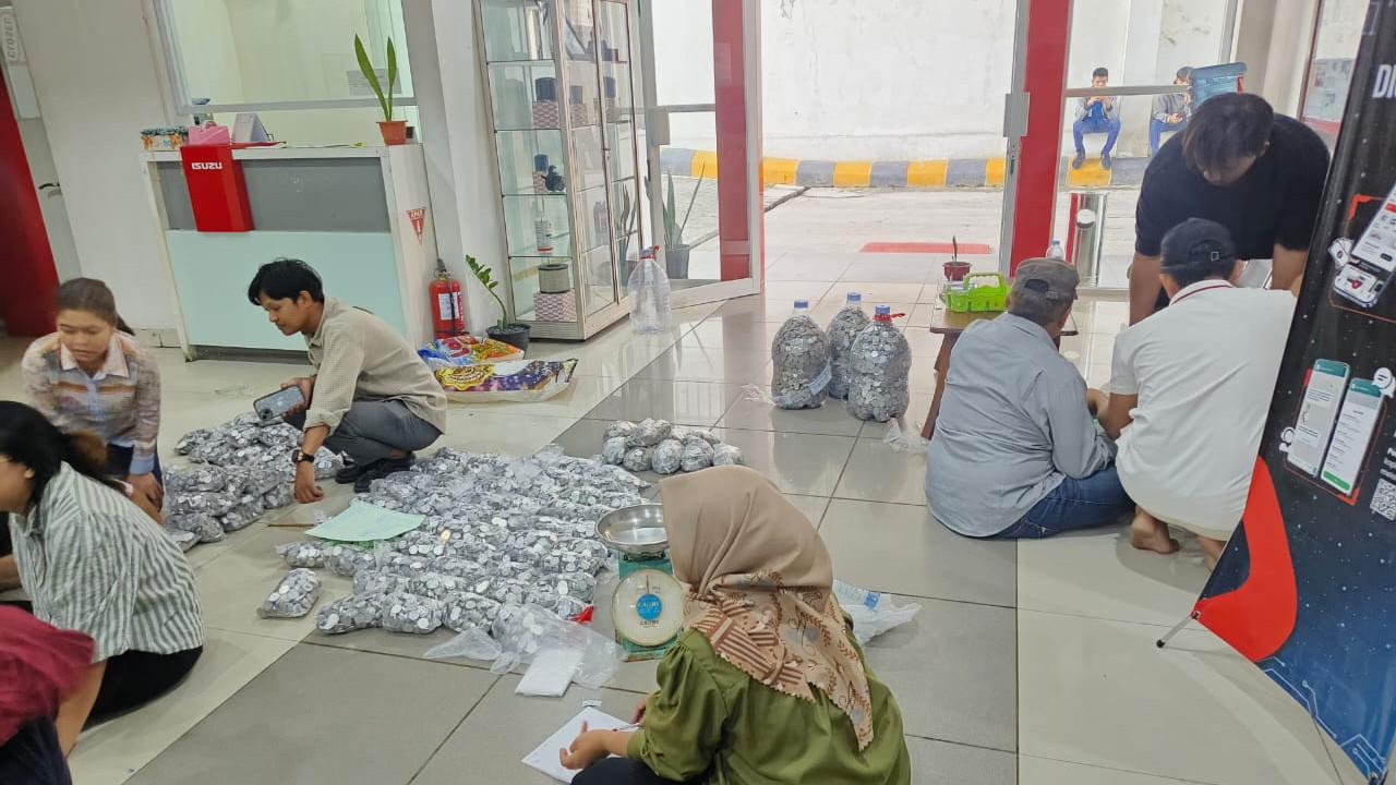 Kejar Mimpi! Penjual Gorengan Beli Truk Isuzu Pakai Uang Koin