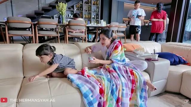 Potret Ruang Keluarga Rumah Aurel Hermansyah (Foto: YouTube The Hermansyah A6)