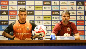 Fabio Calonego dan Mauricio Souza mengikuti sesi konferensi pers jelang laga pekan ke-30 BRI Super League 2025/2026 melawan Persis Solo di Stadion Utama Gelora Bung Karno, Jakarta, Minggu (26/4/2026). (Bola.com/Abdul Aziz)