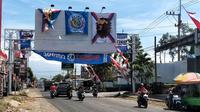 Bendera Aremania terlihat ramai di jalan-jalan yang ada di Malang Raya. Bendera ini dipasang dalam rangka memeriahkan hari jadi Arema FC yang ke-33 di tengah pandemi virus corona COVID-19. (Bola.com/Iwan Setiawan)