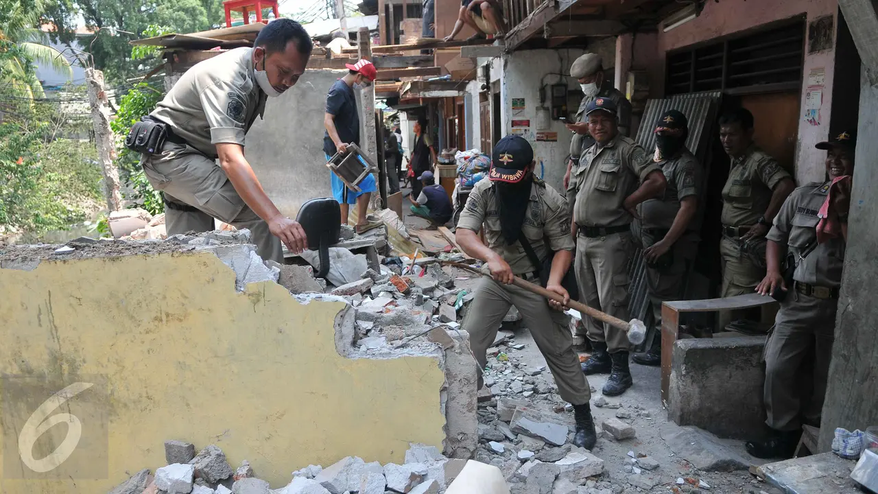20150930-Ratusan Bangunan di Bantaran Kali Krukut Dibongkar-Jakarta