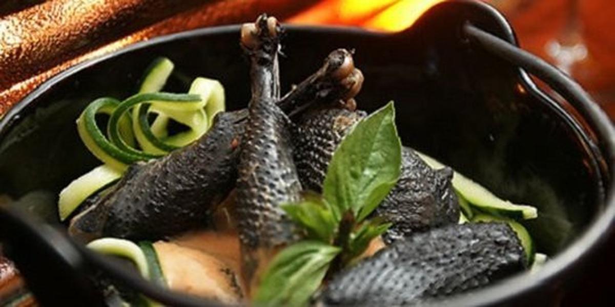 Ayam cemani jadi pelengkap upacara adat