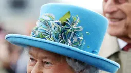 Ekspresi Ratu Elizabeth II saat menghadiri peresmian jembatan Queensferry di Skotlandia, Minggu (4/9). Proyek ini adalah jembatan ketiga yang melintasi sungai Firth of Forth, yang mana jembatan kedua dibangun 53 tahun silam. (Andrew Milligan/PA via AP)