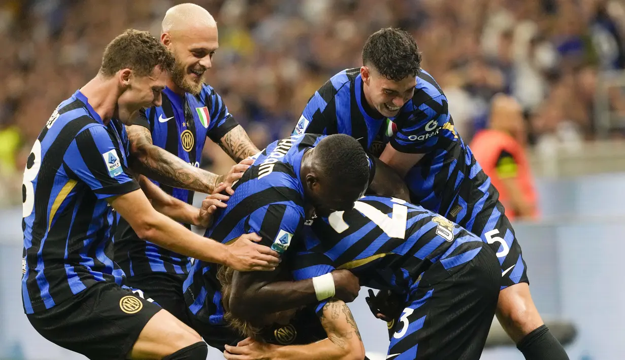 Ini menjadi kemenangan kedua berturut-turut bagi sang juara bertahan, atau yang kedua dalam tiga laga. Mereka kini tak terkalahkan dalam 17 laga. Nerazzurri memuncaki klasemen dengan tujuh poin. (AP Photo/Luca Bruno)