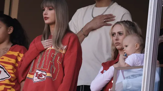 Taylor Swift dan Brittany Mahomes nonton pertandingan football Travis Kelce. (AP Photo/Charlie Riedel)