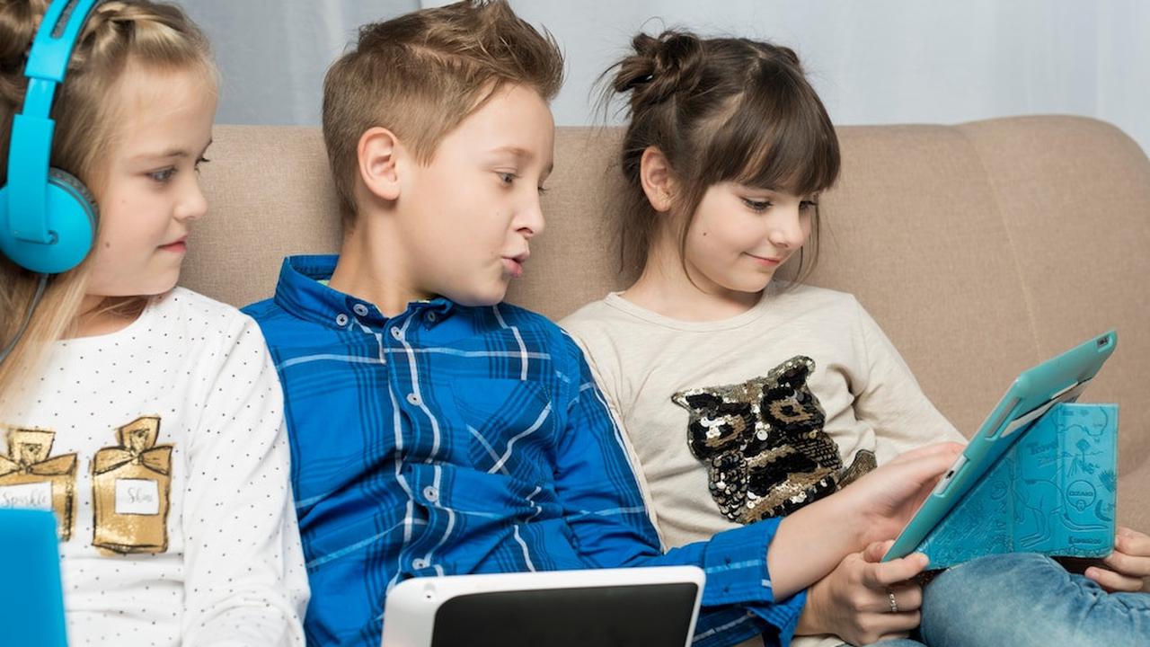 Ilustrasi Anak Bermain Gadget