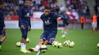 Achraf Hakimi. Bek kanan berusia 22 tahun ini didatangkan PSG dari Inter Milan senilai 60 juta euro. Ia selalu diturunkan pelatih Mauricio Pochettino di empat laga awal Liga Prancis musim ini dengan mengoleksi 1 gol. (Foto: AFP/Franck Fife)